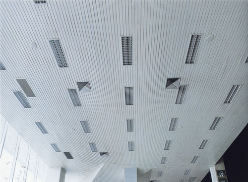 石膏板吊頂為何易開裂？——深度解析家裝工程中的常見問題